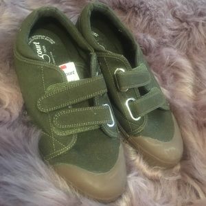 Spring court boys shoes army green size 2 34